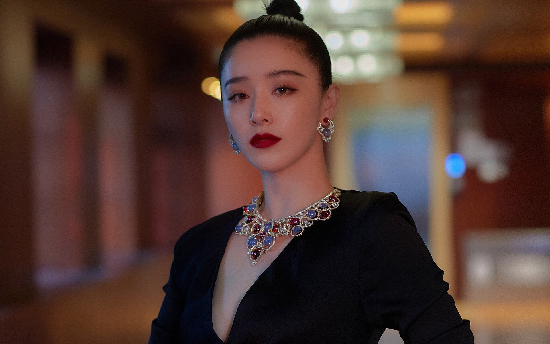 爱游戏app下载-场上冲锋陷阵，场下观众欢呼，掌声雷动，冲锋陷阵上战场是什么动物